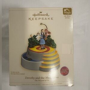 2006 Dorothy & the Munchkins Wizard of Oz Hallmark Keepsake Ornament